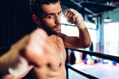 Boks Kulübü 'nde boks eğitimi. Beden eğitiminde boks dövüşçüleri. Spor salonunda çalışan güçlü kaslı adam..