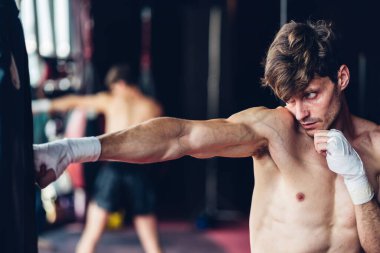 Boks Kulübü 'nde boks eğitimi. Beden eğitiminde boks dövüşçüleri. Spor salonunda çalışan güçlü kaslı adam..