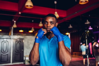 Boks Kulübü 'nde boks eğitimi. Beden eğitiminde boks dövüşçüleri. Spor salonunda çalışan güçlü kaslı adam..