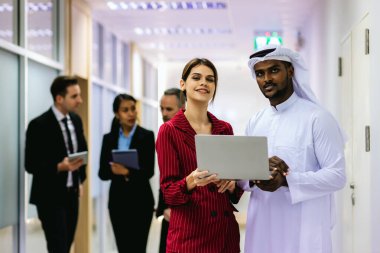 Çeşitli arkadaş ortaklar modern ofis koridorlarında yürümekten bahseder. Ofiste yürüyen ve konuşan kendine güvenen iş ortakları. Profesyonel iş adamları yürüyor ve konuşuyor.