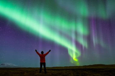 Kuzey Işıkları Aurora. Aurora borealis. İzlanda 'nın kuzey ışıklarıyla harika bir gece. İzlanda spiral kuzey ışıkları.