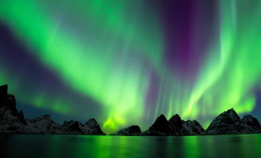 Kuzey Işıkları Aurora. Aurora borealis. İzlanda 'nın kuzey ışıklarıyla harika bir gece. İzlanda spiral kuzey ışıkları.