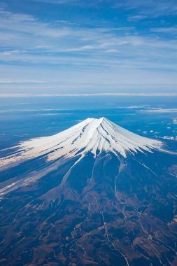 Japonya ikonu Fuji Dağı 'nın uçaktan en üst görüntüsü. Mt. Fuji bir uçağın penceresinden görüldü. Fuji Dağı 'nın kuş bakışı manzarası, Japonya' nın ünlü volkanı, uçak penceresinden çekilmiş..