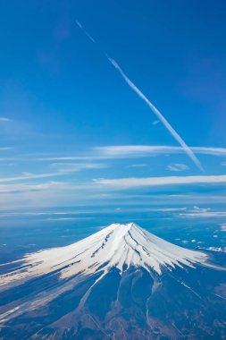 Japonya ikonu Fuji Dağı 'nın uçaktan en üst görüntüsü. Mt. Fuji bir uçağın penceresinden görüldü. Fuji Dağı 'nın kuş bakışı manzarası, Japonya' nın ünlü volkanı, uçak penceresinden çekilmiş..