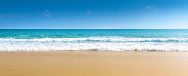 Turkuaz suyla muhteşem deniz manzarası sahili. Turkuaz suyu olan güzel bir kumsal. Mavi gökyüzü ve beyaz bulutları olan güzel tropikal plaj.