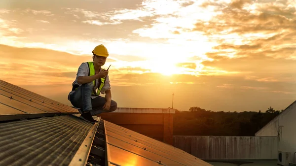 Engineer Working Setup Solar Panel Roof Top Engineer Worker Work — Foto de Stock