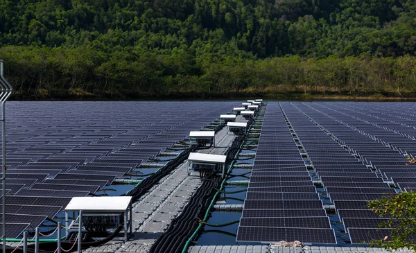Panele Słoneczne Dla Zielonej Energii Pływające Panele Słoneczne Lub System — Zdjęcie stockowe
