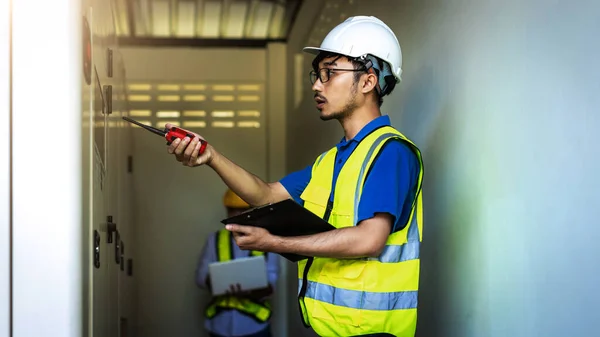 Electrical Engineer Working Control Room Electrical Engineer Man Checking Power — Foto de Stock