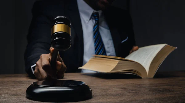 Advokat Som Visar Domare Klubba Business Man Håller Domare Klubba — Stockfoto