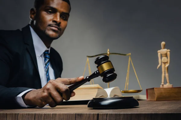 Advokat Som Visar Domare Klubba Business Man Håller Domare Klubba — Stockfoto