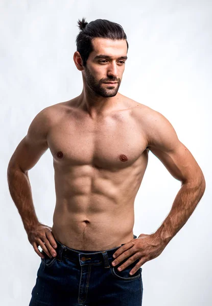 又健康又英俊的男人和美丽的躯干强壮 健美的健美男子 男子健美型躯干显示六块腹肌 — 图库照片