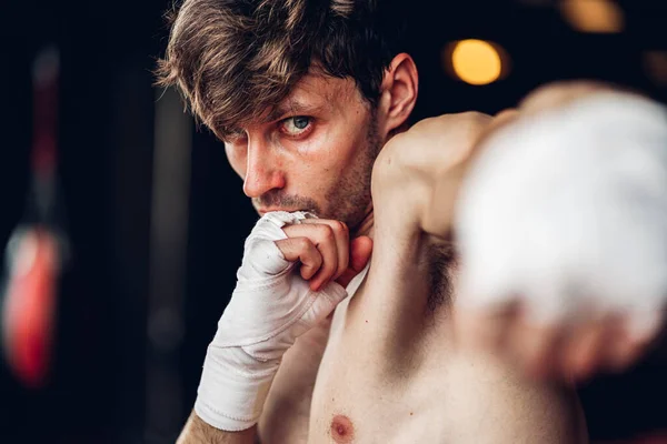 Boxer Edzés Boxing Clubban Boxolók Edzése Tornateremben Erős Izom Man — Stock Fotó