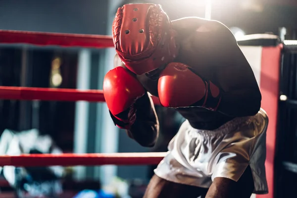 Boxer Edzésre Készül Boxing Clubban Magabiztos Bokszoló Áll Pózban Harcra — Stock Fotó