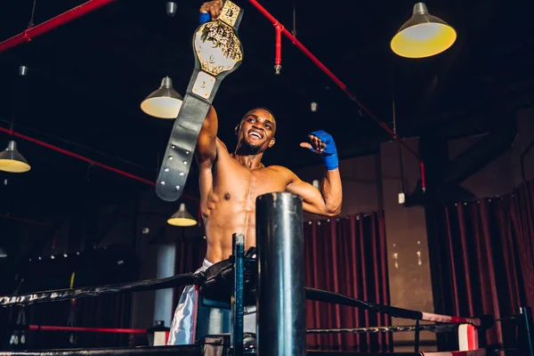 Boxer Com Cinturão Campeão Comemorando Vitória Impecável Lutadores Boxe Treinando — Fotografia de Stock