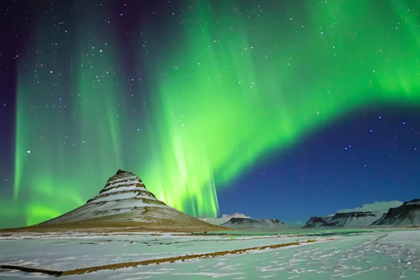 北极光奥罗拉 Oora Borealis 一个美妙的夜晚 冰原上有北极光 冰岛螺旋北极光 — 图库照片