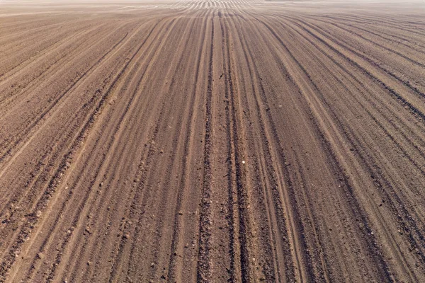 Luftaufnahme Bodenreihen Vor Der Pflanzung Furchenmuster Auf Einem Gepflügten Feld — Stockfoto