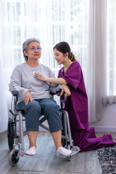 Pielęgniarka Opiekuje Się Starszym Pacjentem Chodzącym Parku Pielęgniarka Pomaga Starszej — Zdjęcie stockowe