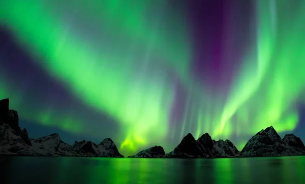 Zorza Polarna Aurora Aurora Borealis Wspaniała Noc Północnymi Światłami Islandzie — Zdjęcie stockowe