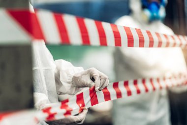 Kimyasal koruma giysisi giyen bilim adamları tehlikeli kimyasalları kontrol ediyor, kırmızı ve beyaz şeritli tehlikeli bölgelerde çalışıyorlar. Kırmızı ve beyaz Tehlikeli Bölge Fabrika Güvenlik İşçi Endüstrisi