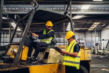 Fabrikada işçi fabrikası ya da Mühendislik, tesiste makine ya da ürünleri kontrol ediyor. Ustabaşı ya da teknisyen Malzemeleri ya da Tesiste Makine 'yi kontrol ediyor. Ağır sanayi fabrikası konsepti.