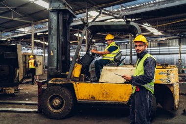 Fabrikada işçi fabrikası ya da Mühendislik, tesiste makine ya da ürünleri kontrol ediyor. Ustabaşı ya da teknisyen Malzemeleri ya da Tesiste Makine 'yi kontrol ediyor. Ağır sanayi fabrikası konsepti.