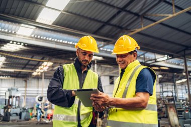 Fabrikada işçi fabrikası ya da Mühendislik, tesiste makine ya da ürünleri kontrol ediyor. Ustabaşı ya da teknisyen Malzemeleri ya da Tesiste Makine 'yi kontrol ediyor. Ağır sanayi fabrikası konsepti.