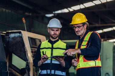 Fabrikada işçi fabrikası ya da Mühendislik, tesiste makine ya da ürünleri kontrol ediyor. Ustabaşı ya da teknisyen Malzemeleri ya da Tesiste Makine 'yi kontrol ediyor. Ağır sanayi fabrikası konsepti.