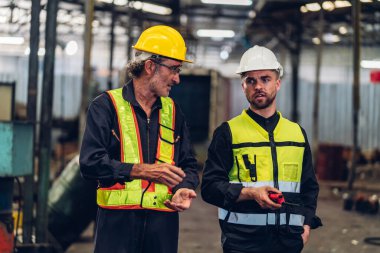 Fabrikada işçi fabrikası ya da Mühendislik, tesiste makine ya da ürünleri kontrol ediyor. Ustabaşı ya da teknisyen Malzemeleri ya da Tesiste Makine 'yi kontrol ediyor. Ağır sanayi fabrikası konsepti.