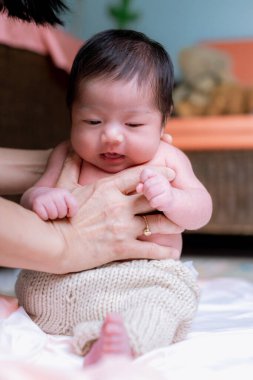 Yeni doğan uyuyor. Yeni doğmuş bebekler yatakta uyur. Yeni doğan bebeklerin yatakta güzel bir uykusu var. Sevimli ikiz bebek evde çekim yapıyor. bebek ve ailenin moda imajı. 