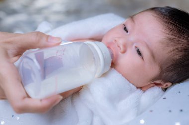 Yeni doğan uyuyor. Yeni doğmuş bebekler yatakta uyur. Yeni doğan bebeklerin yatakta güzel bir uykusu var. Sevimli ikiz bebek evde çekim yapıyor. bebek ve ailenin moda imajı. 