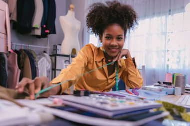 Moda tasarımcısı kadın terzide çalışıyor. Moda Tasarımı Manken Ölçümü Konsepti