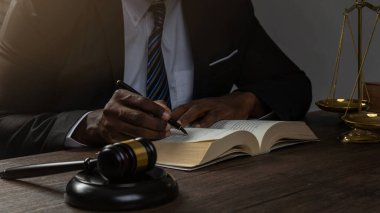 Mahkeme salonunda çalışan bir avukat. Mahkeme ve Adalet Duruşması. İş adamı mahkeme salonunda..