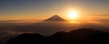 Güzel fotoğraf doğa manzarası arka planı. Fotoğraf alacakaranlık gökyüzü arkaplanı. Renkli günbatımı gökyüzü ve bulut. Alacakaranlık zaman arkaplanındaki canlı gökyüzü. Ateşli turuncu günbatımı gökyüzü. Güzel.