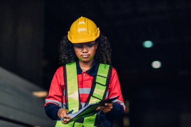 Fabrikada işçi fabrikası ya da Mühendislik, tesiste makine ya da ürünleri kontrol ediyor. Ustabaşı ya da teknisyen Malzemeleri ya da Tesiste Makine 'yi kontrol ediyor. Ağır sanayi fabrikası konsepti.