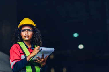 Fabrikada işçi fabrikası ya da Mühendislik, tesiste makine ya da ürünleri kontrol ediyor. Ustabaşı ya da teknisyen Malzemeleri ya da Tesiste Makine 'yi kontrol ediyor. Ağır sanayi fabrikası konsepti.