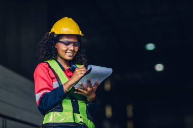 Fabrikada işçi fabrikası ya da Mühendislik, tesiste makine ya da ürünleri kontrol ediyor. Ustabaşı ya da teknisyen Malzemeleri ya da Tesiste Makine 'yi kontrol ediyor. Ağır sanayi fabrikası konsepti.
