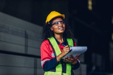 Fabrikada işçi fabrikası ya da Mühendislik, tesiste makine ya da ürünleri kontrol ediyor. Ustabaşı ya da teknisyen Malzemeleri ya da Tesiste Makine 'yi kontrol ediyor. Ağır sanayi fabrikası konsepti.