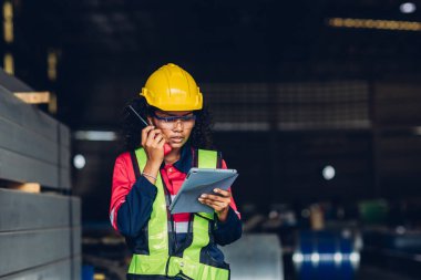 Fabrikada işçi fabrikası ya da Mühendislik, tesiste makine ya da ürünleri kontrol ediyor. Ustabaşı ya da teknisyen Malzemeleri ya da Tesiste Makine 'yi kontrol ediyor. Ağır sanayi fabrikası konsepti.