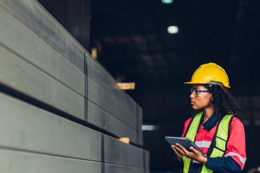 Fabrikada işçi fabrikası ya da Mühendislik, tesiste makine ya da ürünleri kontrol ediyor. Ustabaşı ya da teknisyen Malzemeleri ya da Tesiste Makine 'yi kontrol ediyor. Ağır sanayi fabrikası konsepti.