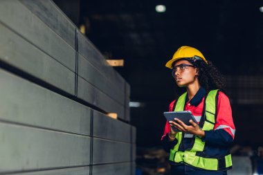Fabrikada işçi fabrikası ya da Mühendislik, tesiste makine ya da ürünleri kontrol ediyor. Ustabaşı ya da teknisyen Malzemeleri ya da Tesiste Makine 'yi kontrol ediyor. Ağır sanayi fabrikası konsepti.