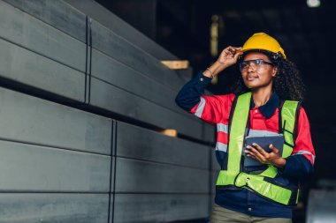 Fabrikada işçi fabrikası ya da Mühendislik, tesiste makine ya da ürünleri kontrol ediyor. Ustabaşı ya da teknisyen Malzemeleri ya da Tesiste Makine 'yi kontrol ediyor. Ağır sanayi fabrikası konsepti.