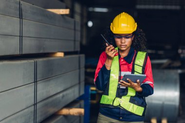 Fabrikada işçi fabrikası ya da Mühendislik, tesiste makine ya da ürünleri kontrol ediyor. Ustabaşı ya da teknisyen Malzemeleri ya da Tesiste Makine 'yi kontrol ediyor. Ağır sanayi fabrikası konsepti.