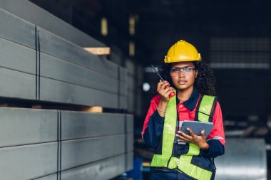 Fabrikada işçi fabrikası ya da Mühendislik, tesiste makine ya da ürünleri kontrol ediyor. Ustabaşı ya da teknisyen Malzemeleri ya da Tesiste Makine 'yi kontrol ediyor. Ağır sanayi fabrikası konsepti.