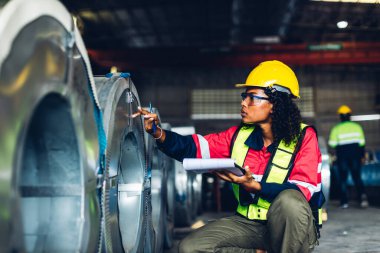 Fabrikada işçi fabrikası ya da Mühendislik, tesiste makine ya da ürünleri kontrol ediyor. Ustabaşı ya da teknisyen Malzemeleri ya da Tesiste Makine 'yi kontrol ediyor. Ağır sanayi fabrikası konsepti.