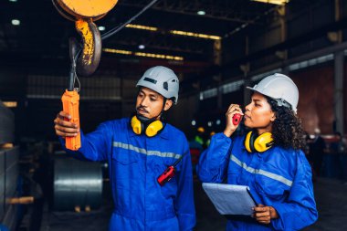 Fabrikada işçi fabrikası ya da Mühendislik, tesiste makine ya da ürünleri kontrol ediyor. Ustabaşı ya da teknisyen Malzemeleri ya da Tesiste Makine 'yi kontrol ediyor. Ağır sanayi fabrikası konsepti.