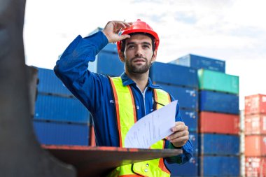 Ustabaşı ya da işçi konteyner kargo alanında çalışıyor. Konteynırdaki malları kontrol ediyor. Ustabaşı ya da işçi konteynırları kontrol ediyor. Lojistik ve nakliye