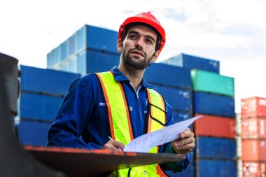 Ustabaşı ya da işçi konteyner kargo alanında çalışıyor. Konteynırdaki malları kontrol ediyor. Ustabaşı ya da işçi konteynırları kontrol ediyor. Lojistik ve nakliye