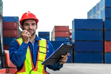 Ustabaşı ya da işçi konteyner kargo alanında çalışıyor. Konteynırdaki malları kontrol ediyor. Ustabaşı ya da işçi konteynırları kontrol ediyor. Lojistik ve nakliye