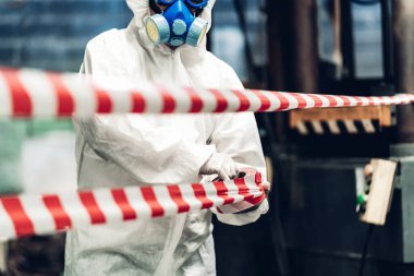 Kimyasal koruma giysisi giyen bilim adamları tehlikeli kimyasalları kontrol ediyor, kırmızı ve beyaz şeritli tehlikeli bölgelerde çalışıyorlar. Kırmızı ve beyaz Tehlikeli Bölge Fabrika Güvenlik İşçi Endüstrisi