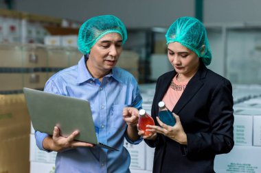 Müşteri içki almak için depoya ya da fabrikaya gider. Sahibi müşteriye ürünleri açıklıyor. İthalat ve ihracat için mal kalitesini kontrol ediyorum. Fabrika üretim hattı içeceği için